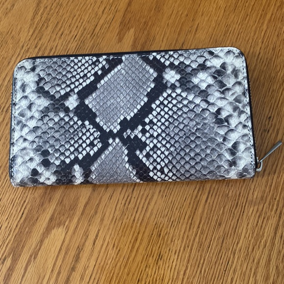 Tory Burch Authentic Snake Print Robinson
Embossed Zip Around Leather Wa… - Picture 4 of 6